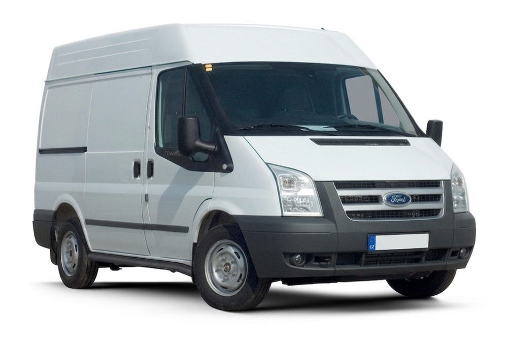 Bílá dodávka Ford Transit připravená k přepravě